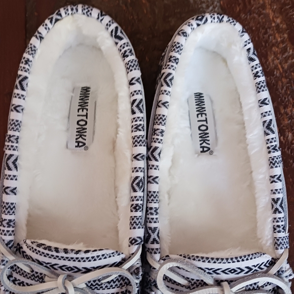 Minnetonka Slippers NWOT - Picture 2 of 5
